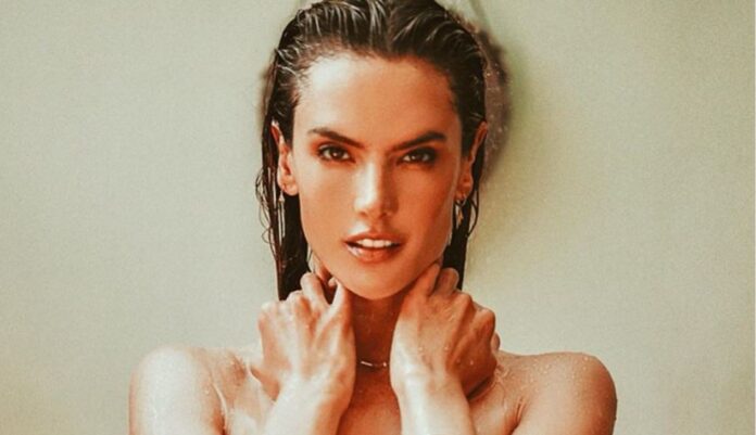 Горячая звезда Victoria’s Secret Амбросио опасно расставила ножки в слишком коротком платье: 