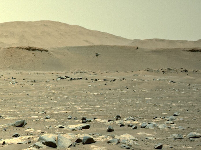 Фотография вертолёта, сделанная с марсохода во время третьего полёта (NASA)