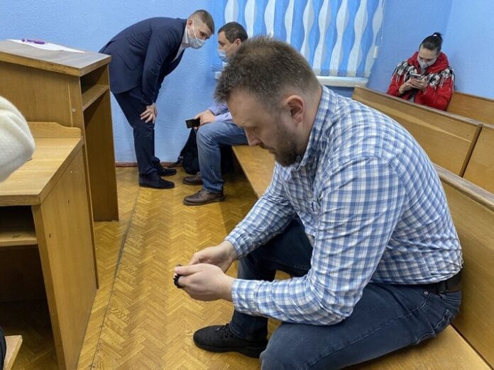 Помните историю про то, как организатор провластных шествий избивает соседа в лифте? Нападавшему вынесли приговор