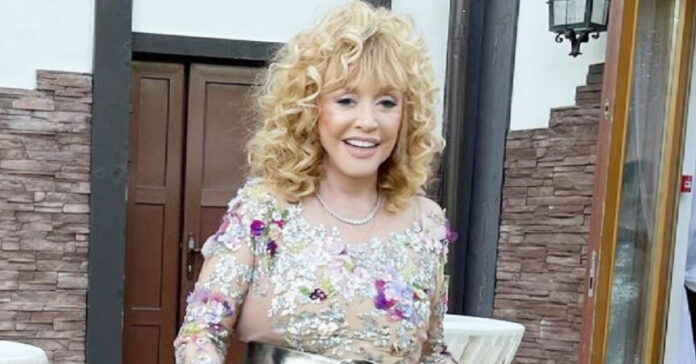 Алла Пугачёва в платье «цветочной принцессы» зажгла на 50-летии Орбакайте