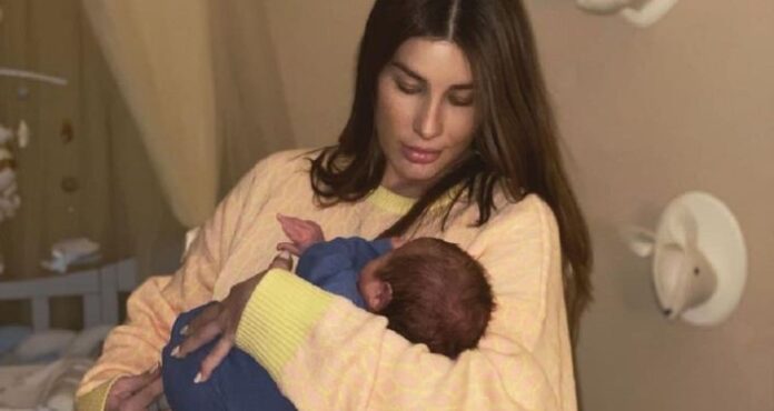 Снимок недавно родившей Топурии в облегающем топе вызвал вопросы в сети