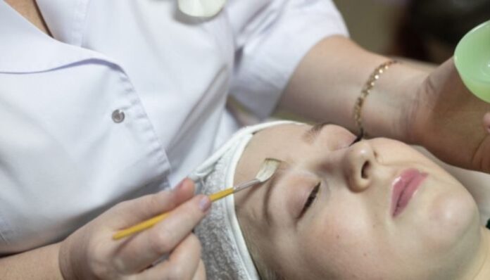 Какие косметологические процедуры обязательно стоит сделать летом