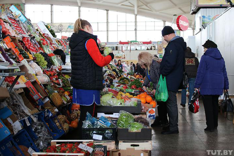На рынке. Продуктовые рынки в ссср. Рынок лужники 90-е. Азербайджанцы на рынке. На рынке.