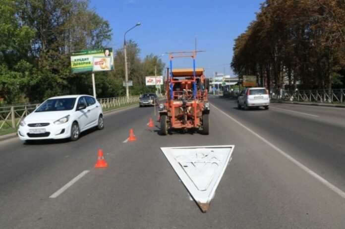 В Новомосковске вблизи школ и детсадов обновляют разметку | ОБЩЕСТВО