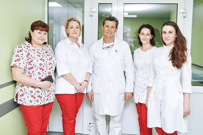За пластикой – в «НовоМед». Известный пластический хирург Сергей Захаров возвращает молодость и красоту » Новости на Верстов.Инфо