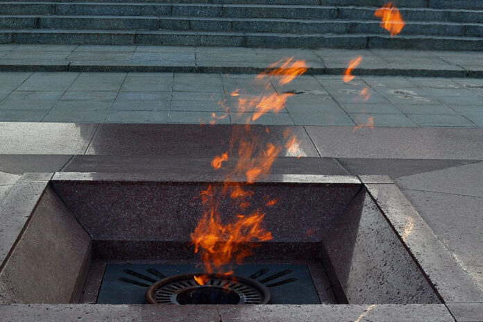 «Намеревался справить нужду на Вечный огонь». На площади Победы в Минске ОМОН задержал пьяную компанию