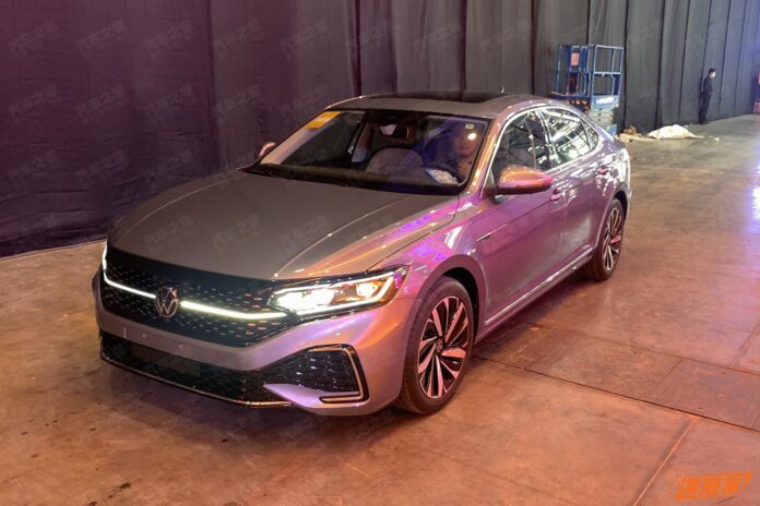 Новый Volkswagen Passat 2021 попал на фото до дебюта