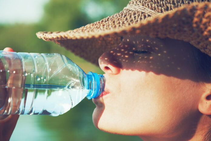какую воду лучше пить летом? — ЗдоровьеИнфо
