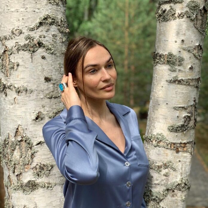Алена Водонаева примерила яркий образ для съемки